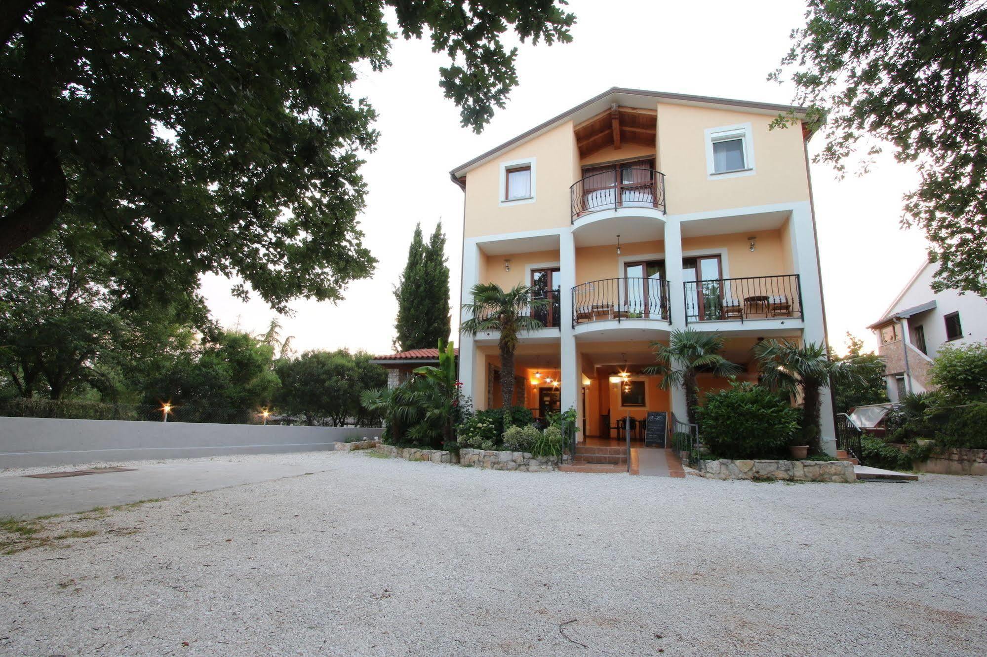 And Feral Guest house 3*